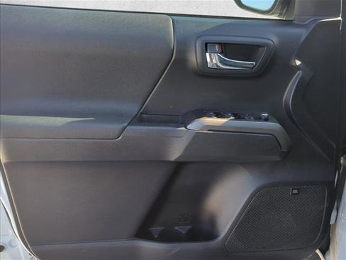 Used 2018 Toyota Tacoma TRD Sport image 7