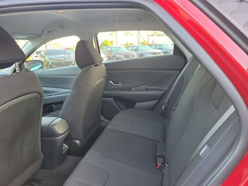 Used 2025 Hyundai Elantra SE FWD image 7