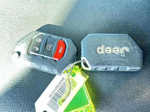 Used 2021 Jeep Gladiator Sport image 23