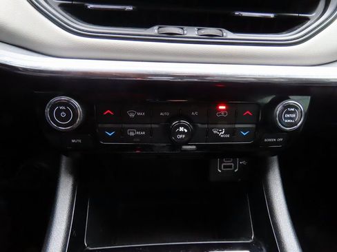 Used 2024 Jeep Compass Limited image 31