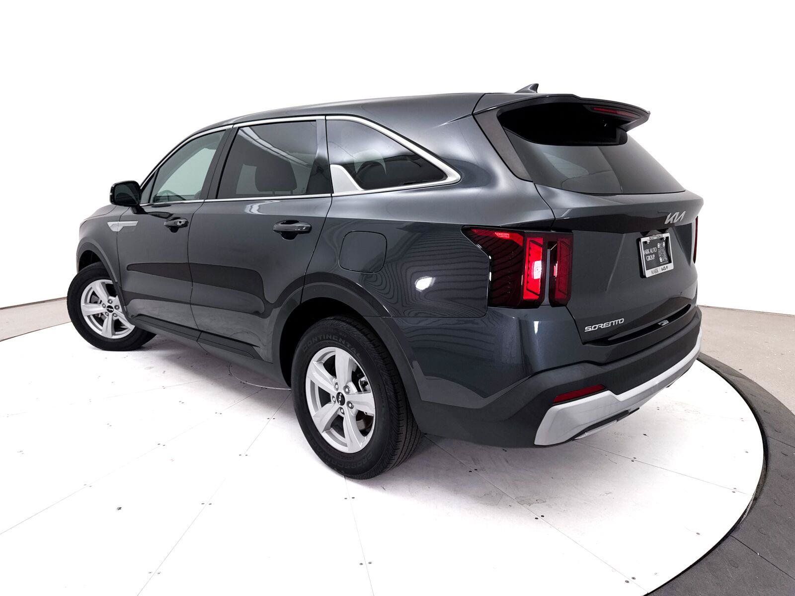 Used 2024 Kia Sorento LX FWD image 2
