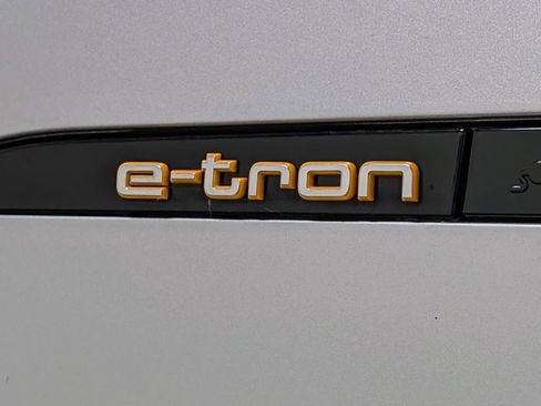 Used 2022 Audi e-tron Premium Plus w/ Premium Plus Package image 12