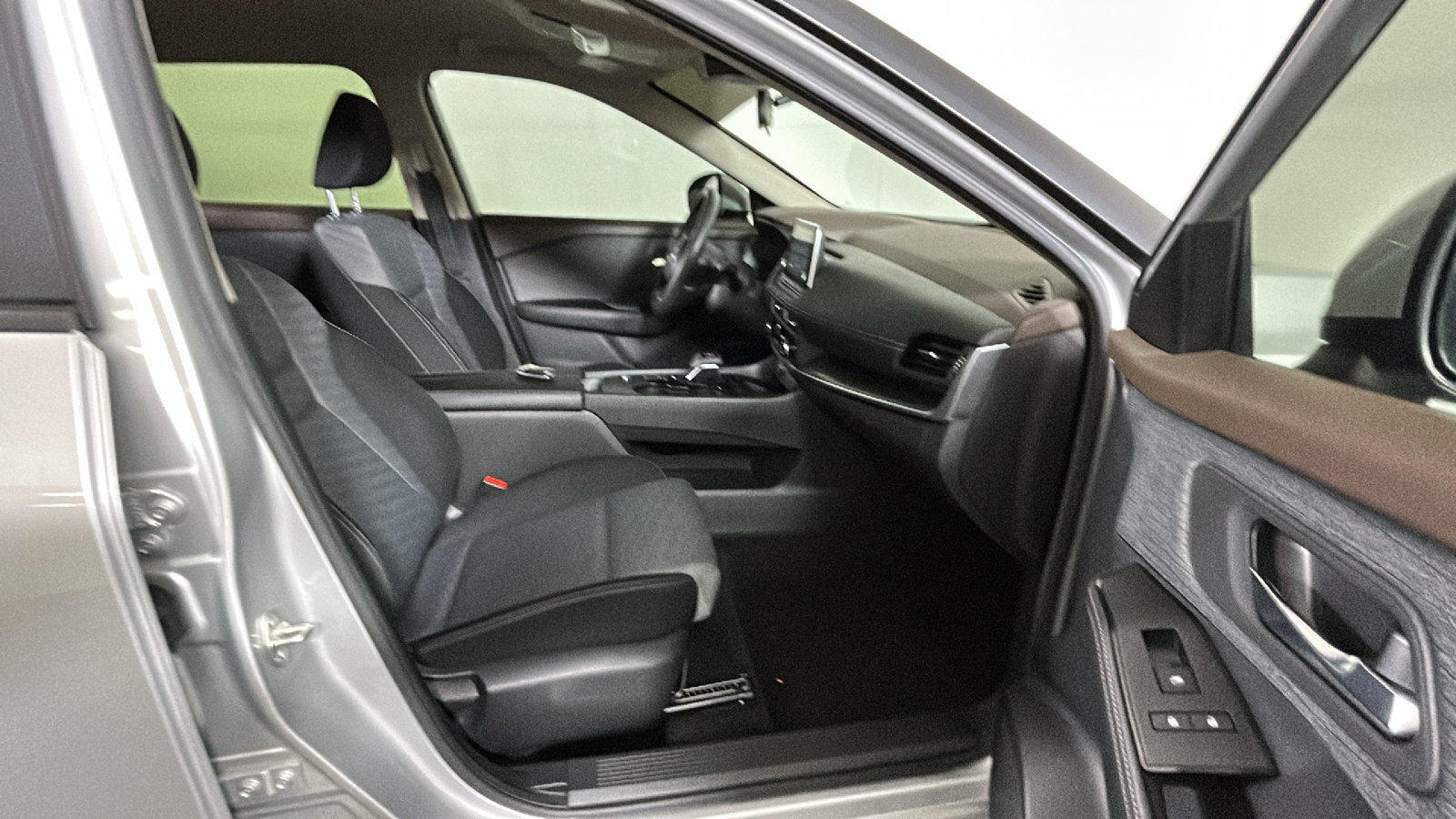 Used 2023 Nissan Rogue SV FWD image 37