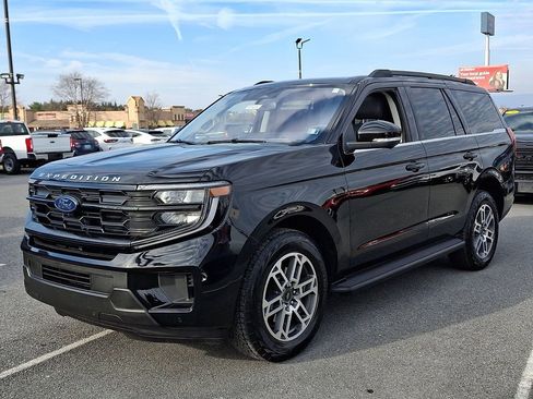 Certified 2025 Ford Expedition Active image 3