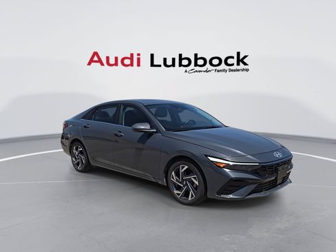 Used 2025 Hyundai Elantra Limited FWD image 2
