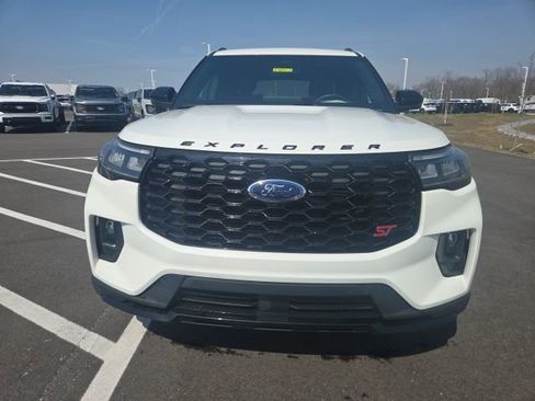 Used 2025 Ford Explorer ST image 3