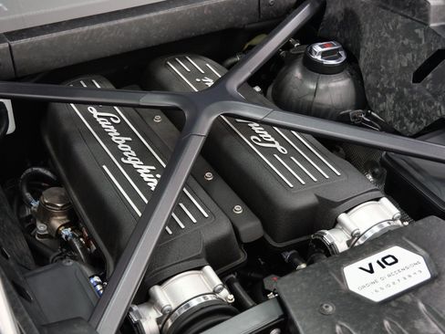 Used 2019 Lamborghini Huracan LP 580-2 RWD image 40