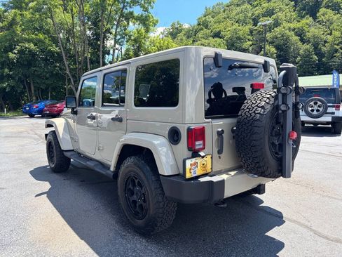 Used 2017 Jeep Wrangler Unlimited Sahara w/ Connectivity Group AWD/4WD image 7