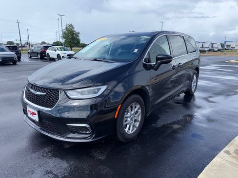 Used 2023 Chrysler Pacifica Touring-L FWD image 5