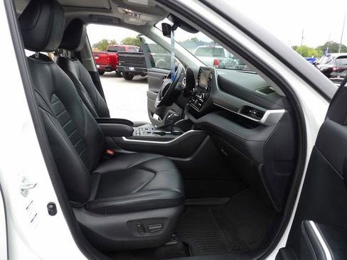 Used 2021 Toyota Highlander XLE AWD/4WD image 37