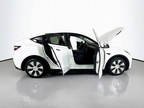 Used 2022 Tesla Model Y Long Range image 32