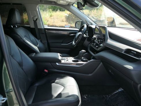 Used 2023 Toyota Highlander Platinum FWD image 29