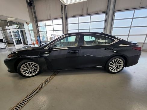 Used 2022 Lexus ES 300h w/ Accessory Package FWD image 9