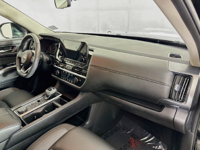 Used 2025 Nissan Pathfinder SL AWD/4WD image 30