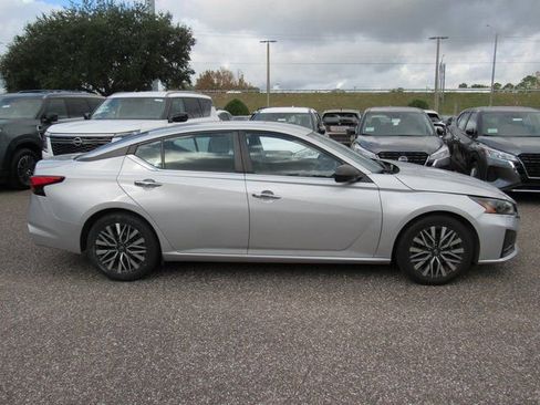 Used 2024 Nissan Altima 2.5 SV image 3