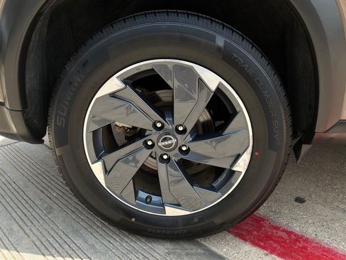 Used 2025 Nissan Rogue SV FWD image 9
