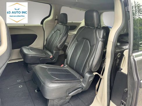 Used 2017 Chrysler Pacifica Touring-L FWD image 22