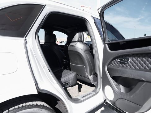 Used 2022 Bentley Bentayga image 14