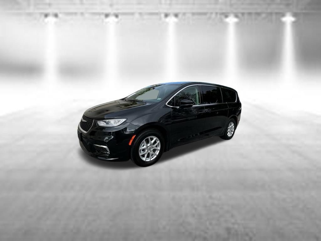 Used 2023 Chrysler Pacifica Touring-L FWD image 2