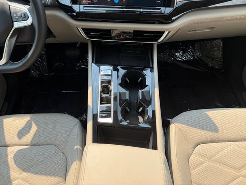 Used 2024 Volkswagen Atlas SE w/ Panoramic Sunroof Package AWD/4WD image 12