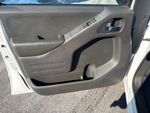 Used 2021 Nissan Frontier SV w/ SV Utility Package image 10