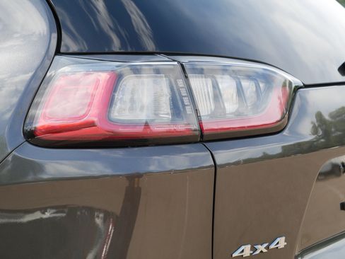 Used 2019 Jeep Cherokee Limited AWD/4WD image 17