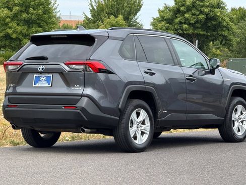 Used 2020 Toyota RAV4 LE AWD/4WD image 3