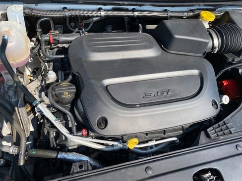 Used 2024 Chrysler Pacifica Touring-L image 22