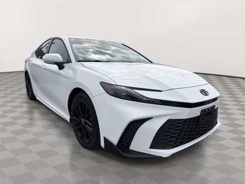 Used 2025 Toyota Camry SE image 7