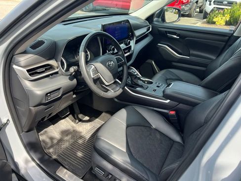 Certified 2025 Toyota Highlander XLE AWD/4WD image 11