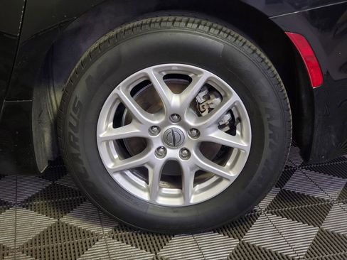 Used 2023 Chrysler Pacifica Touring-L FWD image 9