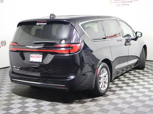 Used 2024 Chrysler Pacifica Touring-L FWD image 5