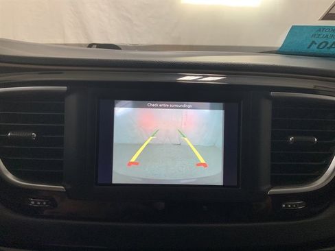 Used 2018 Chrysler Pacifica Touring-L image 28