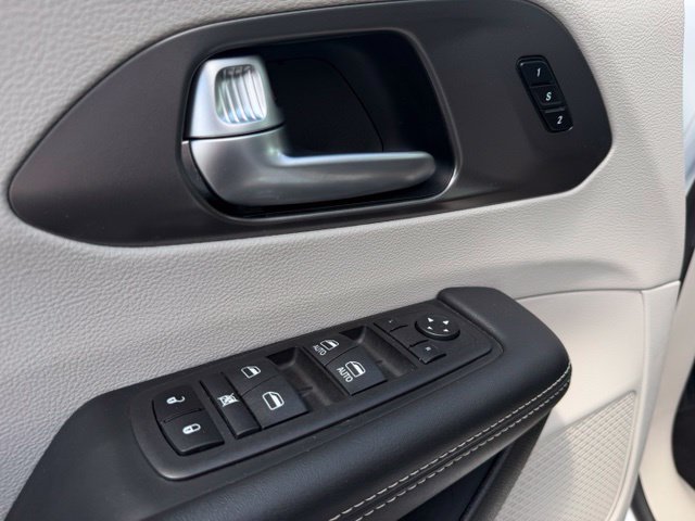 Used 2024 Chrysler Pacifica Touring-L FWD image 29