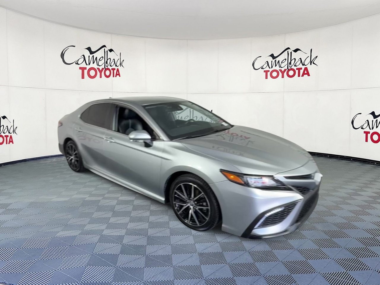 Used 2023 Toyota Camry SE FWD image 5