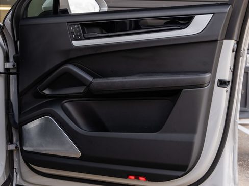 Certified 2024 Porsche Cayenne Coupe AWD/4WD image 39