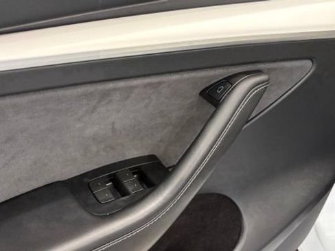 Used 2024 Tesla Model Y 2WD image 17