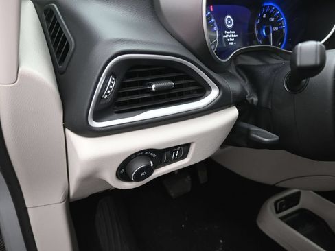 Used 2024 Chrysler Pacifica Touring-L FWD image 13