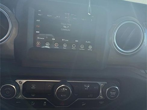 Used 2018 Jeep Wrangler Unlimited Sahara image 18