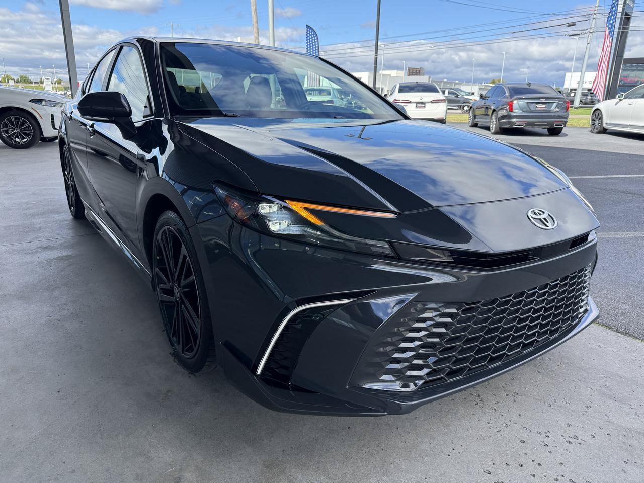 Used 2025 Toyota Camry XSE FWD image 3