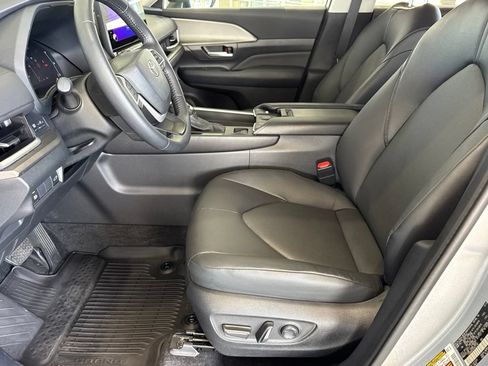 Certified 2024 Toyota Grand Highlander FWD image 22