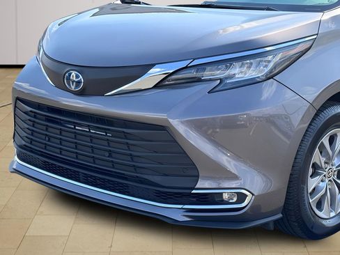 Used 2022 Toyota Sienna XLE w/ XLE Plus Package image 39