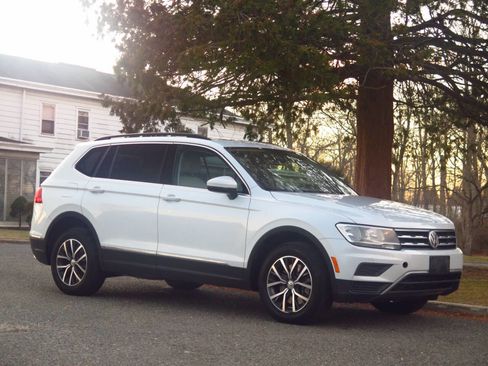 Used 2018 Volkswagen Tiguan SE w/ Panoramic Sunroof Package image 7