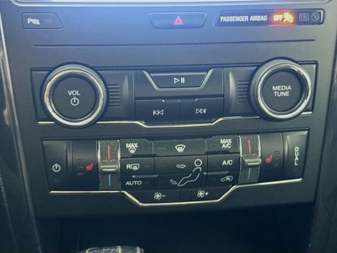 Used 2018 Ford Explorer XLT AWD/4WD image 16