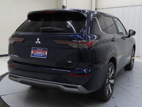 Used 2025 Mitsubishi Outlander SE FWD image 3