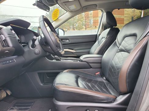 Used 2023 Nissan Pathfinder Platinum image 16