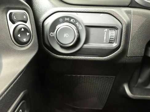 Used 2025 Jeep Wrangler Unlimited Sahara AWD/4WD image 18