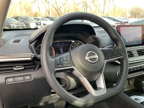 Used 2025 Nissan Altima 2.5 SV image 33