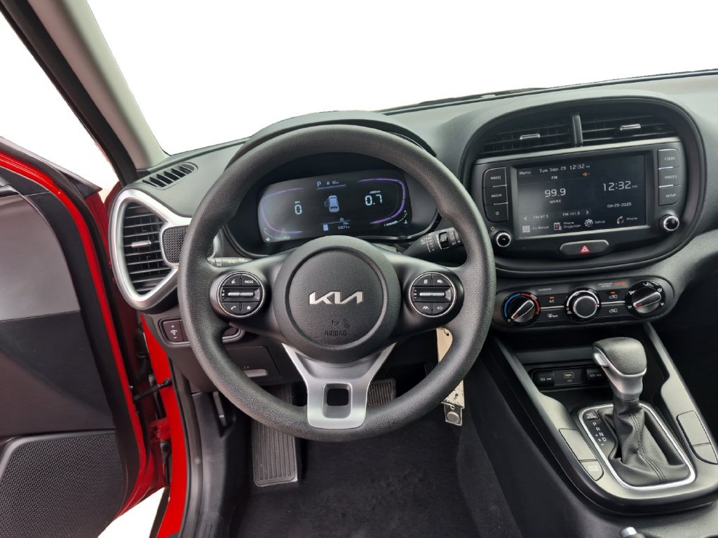 Used 2025 Kia Soul LX w/ LX Technology Package FWD image 12
