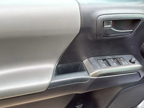 Used 2020 Toyota Tacoma SR5 w/ SR5 Appearance Package (SM) RWD image 11